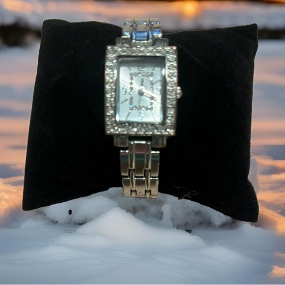 Ladys Silver 32 Rhinestone Studs Japan MVMT Stainless Steel Back New Battery VTG - Picture 4 of 8